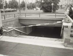 Zugang (Wilsdruffer Straße/Landhausstraße) zum überfluteten Fußgängertunnel
