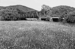 Ederbrücke (Eisenbahnbrücke, Gitterträger und Naturstein); Hatzfeld, Eder, Eisenbahn