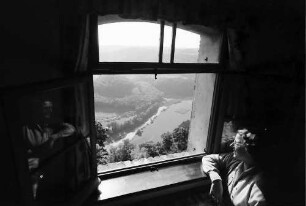 Wildenstein: Blick in eine Schleife des Donautals von der Wildenstein, mit einer Fensteraufnahme im Vordergrund