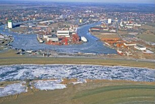 Vereister Hafen Leer mit Leda