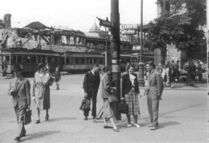 Berlin-Charlottenburg. Kreuzung Kantstraße/Joachimstaler Straße mit Passanten. Blick nach Südost