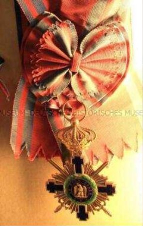 Stern von Rumänien, Großkreuz mit Schwertern und Schärpe