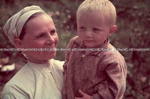 Ukrainische Bäuerin mit Sohn