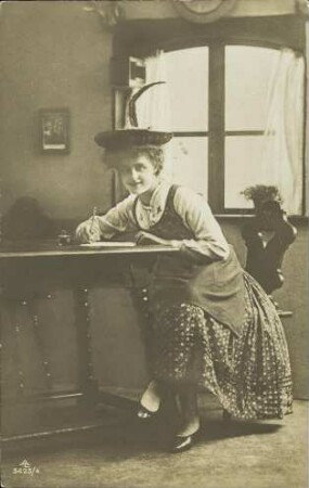 [Schreibende Frau am Tisch]