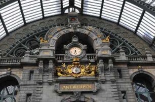 Antwerpen - Bahnhofshalle : Die Innenhalle der Centraalstation (Hauptbahnhof) ist im Jugendstil reich verziert, aufgenommen am 4. April 2010 in Antwerpen