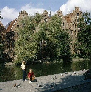 Lübeck. Blick über die Obertrave auf die Salzspeicher