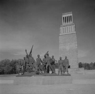 Weimar-Buchenwald. Mahnmal auf der Südseite des Ettersbergs (1954-1958) mit Turm der Freiheit, davor die Figurengruppe von Fritz Cremer
