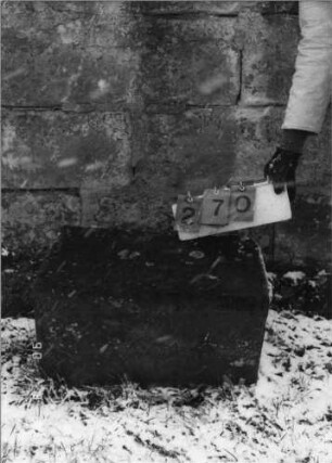 Grabstein 270 (Index: 100115074) Zustand: nur Sockel erhalten Maße HxBxT: 45x64x36 cm Beschreibung: nur Sockel: Grabstein 270