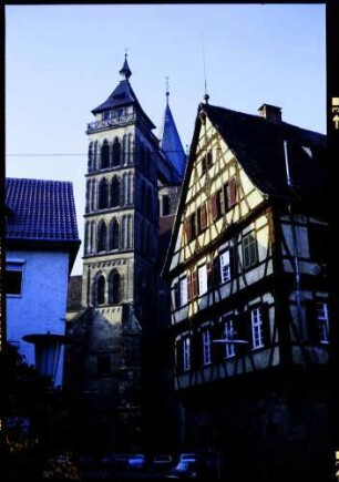 Esslingen: Altstadtgasse mit den Doppeltürmen der Stadtkirche St. Dionys