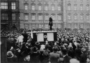 Ansprache eines Arbeiters vor dem Schloss in Berlin nach Ausrufung der Republik