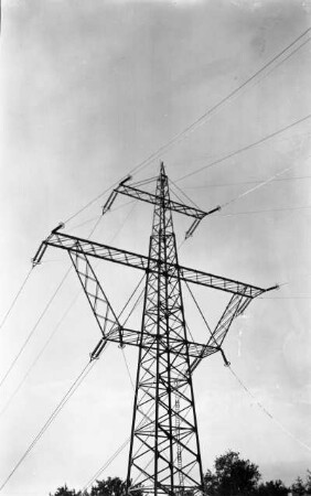 Deutschland. Erste 220/380 kV-Freileitung der Firma Elektroarmaturenwerk JWH Radebeul. 220-kV-Winkelabspannmast