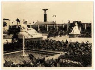 Gartenschau Sommerblumen am Funkturm, Berlin: Wasserbecken umgeben von Sommerblumen, dahinter zwei Plastiken