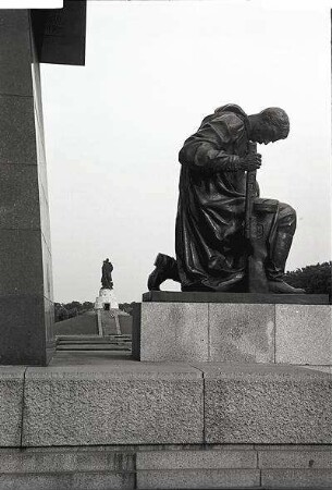 Berlin, Treptow: Ost; Krieger (groß); Sowjetischen Gefallenen Gedenkstätte