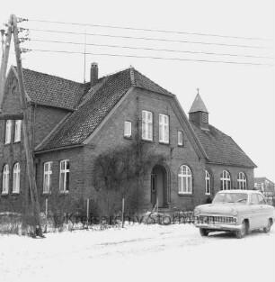 Rethwischdorf: Pastorat mit Kapelle: links Strommast: rechts Pkw: Winter