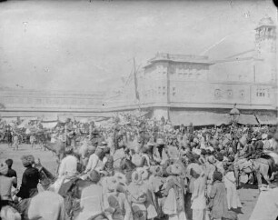 [Straßenszene, Reiter auf Kamelen, Parade (?)]