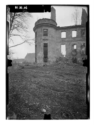Dargun. Schloßruine (Zerstörung 1945). Teilansicht mit Eckturm von Norden