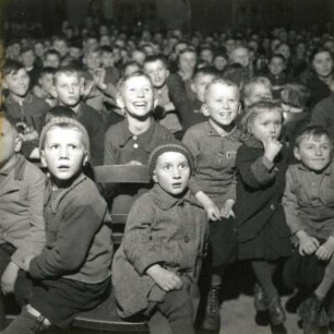 Kinder als Publikum des Puppenspielers Carl Schröder