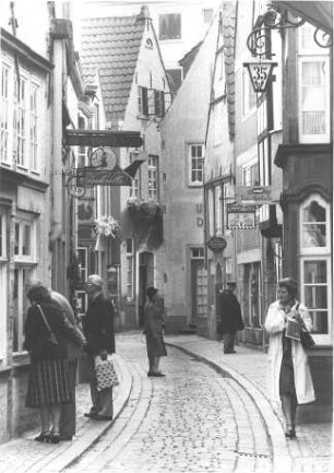 Bremen-Altstadt. Schnoor-Viertel. Blick in eine Gasse mit Besuchern des Viertels