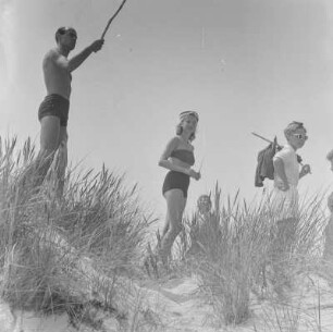 Gruppe am Strand, rechts steht Elisabeth Gremmler