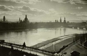 Dresden, Blick vom Dach des Ministerialgebäudes über die Elbe auf die Dresdner Altstadt : Dresden, Elbbrücken
