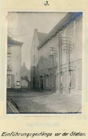 Foto eines Einführungsgestänges für die Leitungen vor der Fernsprechstation in Menen (Menin)