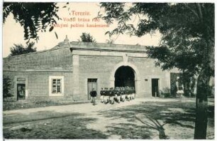 Theresienstadt. Wassertor an der Großen Infanterie-Kaserne mit abmarschierender Truppe