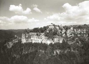 Hohnstein. Stadtansicht mit Burg von Süden über den Bärengarten