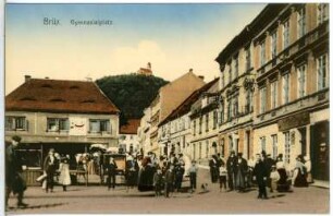 Brüx. Gymnasialplatz, im Hintergrund der Schlossberg mit der Burg Hnevin