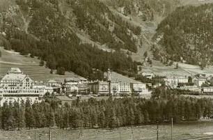 Pontresina (Schweiz). Ortsteilansicht von Westen. Links das Schloßhotel, rechts davon Hotel Kronenhof, dahinter die protestantische Kirche, weiter rechts die englische Kirche