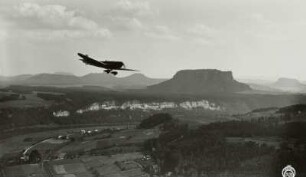 Elbtal bei Rathen, Blick von der Bastei auf Sportflugzeug Klemm L-30 bei einem Reklameflug für Sturm-Zigarettenfabrik Arthur Dreßler