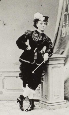 Porträt Emmy Zimmermann (1844-1914; Sängerin). Albuminabzug auf Karton (Carte-de-visite mit Atelieraufdruck recto)