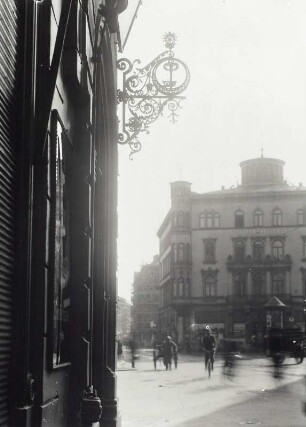 Ausleger : Straßenansicht von einer Hausecke mit Ausleger