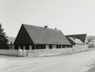 Bad Muskau-Berg, Schillerstraße 2, Gehöft (um 1800) mit Nebengebäude, um 1900. Eckansicht mit Einfriedung