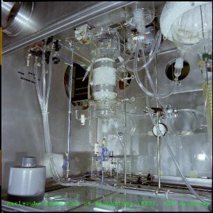 Detailaufnahme eines unbekannten Versuchsaufbaus in einer Glovebox des Europäischen Instituts für Transurane (ITU)