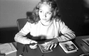 Freiburg: Filmpalast, Christine Kaufmann schreibt Autogramme