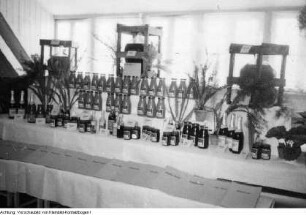 Dresden, Strehlen, Sportplatz, Radrennen Internationale Friedensfahrt, Donath-Ausstellung (Produkte der Obstkelterei Donath, ab 1950 VEB Lockwitzgrund), Oktober 1951