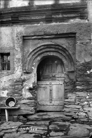 Sitznischenportal am Kermer-Gut : um 1965 wurde die Hausfront verändert; das Portal ging verloren