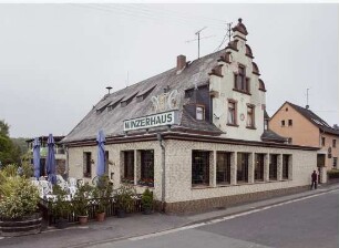 Winzerhaus, ehem. Winzerhalle; Eltville, Hauptstraße (Rauenthal) 63