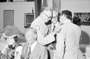 Freiburg: Festakt im Hangar; Gruppen mit Oberbürgermeister Keidel, Gen. Fuhr (3. Franz. Div.), Trachten