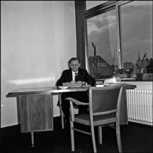 Rathaus, Innenaufnahme: Gemeindedirektor Jan Höötmann in seinem Büro