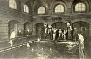 Schwimmbassin mit Gymnasiasten und Lehrern im Königlichen Joachimsthalschen Gymnasium in Berlin-Wilmersdorf