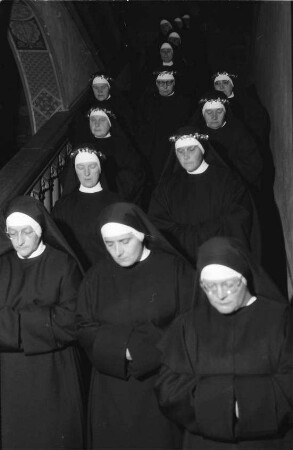 Freiburg, Günterstal: Kloster St. Lioba, ewige Profess, Generalpriorin und Nonne auf Treppe