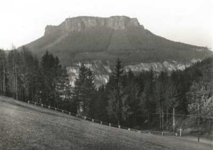 Lilienstein vom jenseitigen Elbufer nahe dem Ort Gohrisch