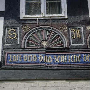 Goslar. Haus in der Jakobistraße (Nr.1). Fächerrosette und Inschrift