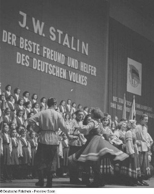 Chor und russische Volkstanzgruppe auf der Bühne