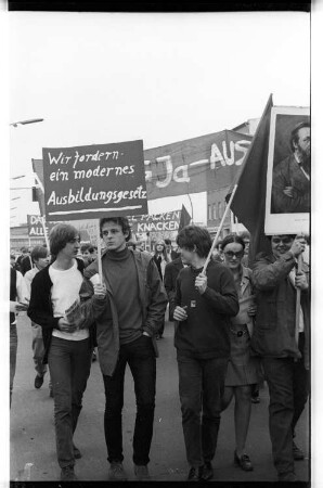 Kleinbildnegativ: Demonstration von Auszubildenden, 1969