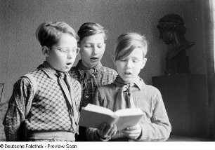 Porträt dreier Pioniere beim Singen