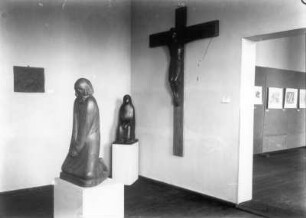 Güstrow, Am Wall 6. John-Brinckman-Schule. Barlach-Ausstellung (1. Sonderausstellung), 1948. Ansicht mit "Zweifler" von 1931