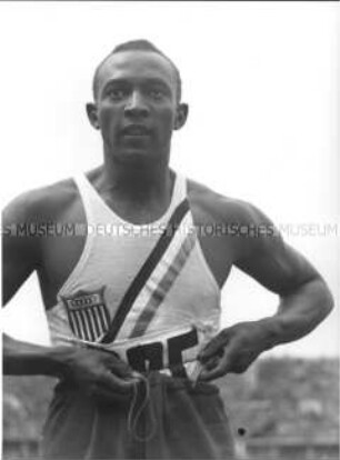 Jesse Owens während der olympischen Spiele