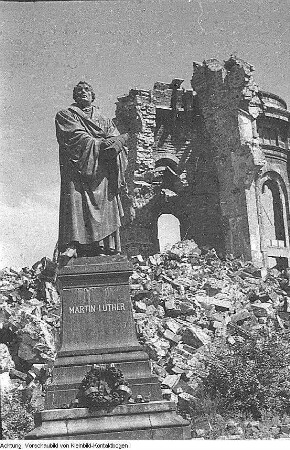 Dresden, Neumarkt, wieder aufgerichtetes Martin-Luther-Denkmal vor der Ruine der Frauenkirche, Februar 1955